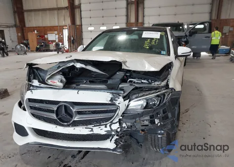 2017 Mercedes-Benz C 300 z USA, uszkodzony, nr VIN 55SWF4JB0HU217379